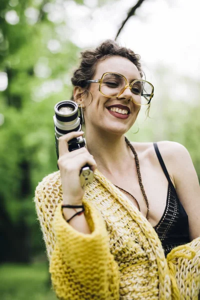 Portrait Jeune Femme Utilisant Une Caméra Cinéma Vintage Dans Parc — Photo