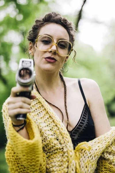 Portrait Jeune Femme Utilisant Une Caméra Cinéma Vintage Dans Parc — Photo