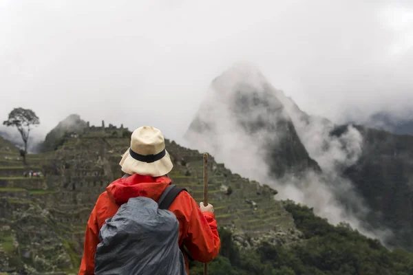 Peru Daki Machu Picchu Inca Harabeleri Genç Adam Görüntüleme — Stok fotoğraf