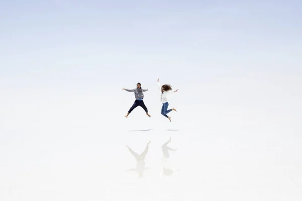 Ungt Par Salar Uyuni Salt Platt Bolivia — Stockfoto