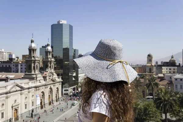 Santiago Chile Güneşli Bir Günde Seyir Şapka Ile Genç Kadın — Stok fotoğraf