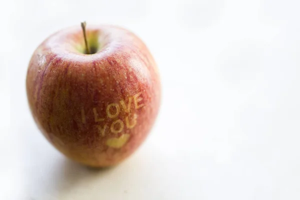 Love You Title Fresh Red Apple — стоковое фото