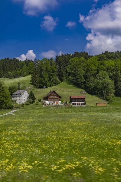 Zobacz Tradycyjnych Domach Alp Suiss Czasie Wiosny — Zdjęcie stockowe