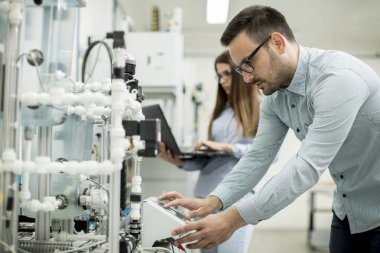 Robotik laboratuarda çalışan öğrencilerin genç çift portresi
