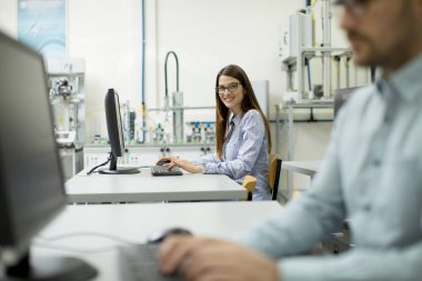 Odaklı öğrenciler sınıf teknik öğretim vasıl okul sırası pc kullanarak yan görünüm