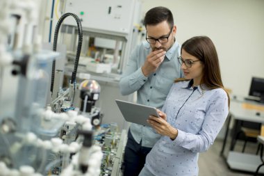 Robotik laboratuarda çalışan öğrencilerin genç çift