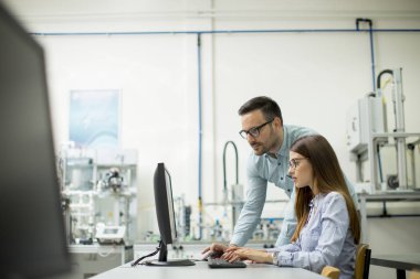 Odaklı öğrenciler sınıf teknik öğretim vasıl okul sırası pc kullanarak yan görünüm