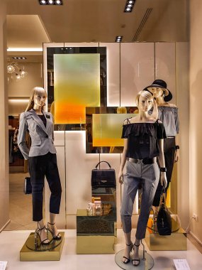 Milan, İtalya - Apil 26, 2017: Luisa Spagnoli ayrıntı dükkanı Milan, İtalya. 1928 kurulan bir İtalyan kadın moda markası olduğunu.