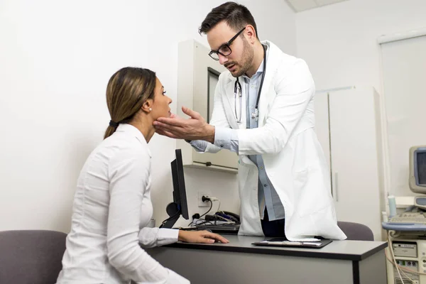 Médico Masculino Examina Una Paciente Femenina Hospital — Foto de Stock