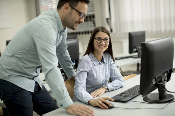 Pareja Joven Aprendiendo Aula —  Fotos de Stock