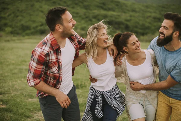 Grup Genç Insanlar Dağda Bir Gezisinde Doğada Eğleniyor — Stok fotoğraf