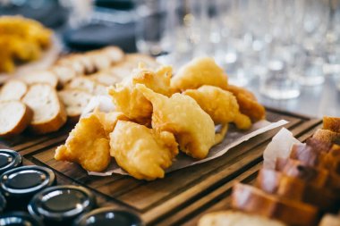 Kahvaltı için derin kızarmış hamur sopa