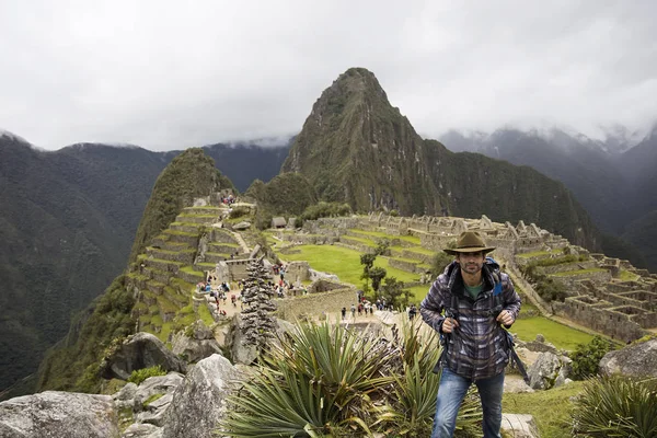 Nézd Fiatal Ember Perui Machu Picchu Inka Romok — Stock Fotó