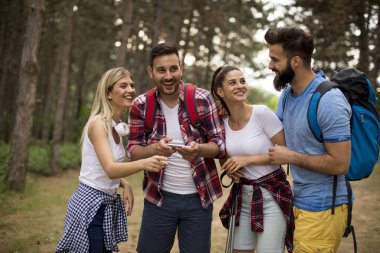 Bir grup genç insan dağda bahar günü hiking