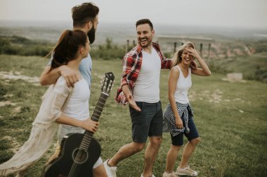 Bir grup genç insan dağlardaki doğada bir geziye eğleniyor