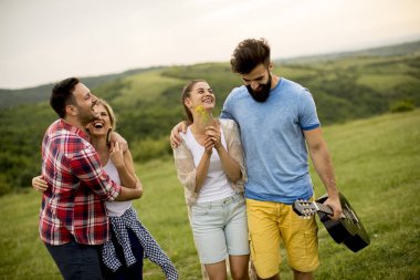 Bir grup genç insan dağlardaki doğada bir geziye eğleniyor