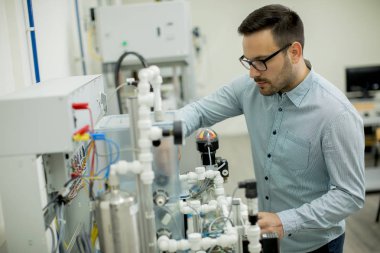 Elektronik atölyesinde yakışıklı genç