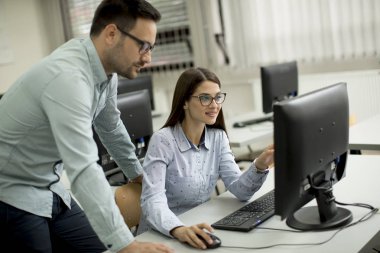 Sınıfta öğrenme genç çift