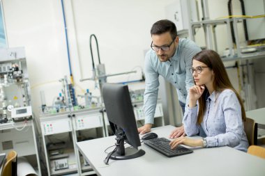 Odaklı öğrenciler sınıf teknik öğretim vasıl okul sırası pc kullanarak yan görünüm