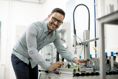 Elektronik atölyesinde yakışıklı genç