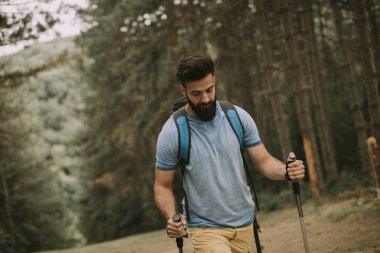 Yalnız dağda hiking Genç sakallı adam portresi