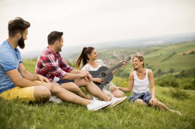 Bir grup genç insan dağlardaki doğada bir geziye eğleniyor