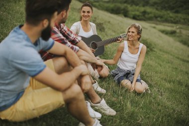 Bir grup genç insan dağlardaki doğada bir geziye eğleniyor