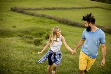 Çim arazi üzerinden bir yürüyüş zevk Lovinh çift