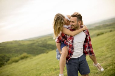 Bahar doğa eğlence genç sevgi dolu coulpe