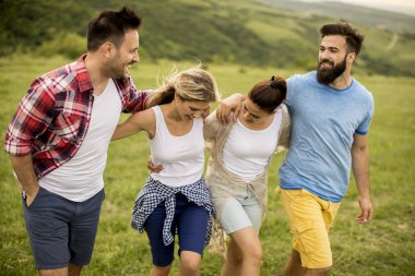 Bir grup genç insan dağlardaki doğada bir geziye eğleniyor