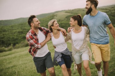 Bir grup genç insan dağlardaki doğada bir geziye eğleniyor