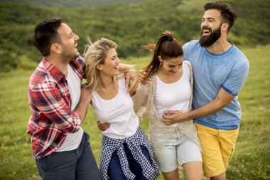 Bir grup genç insan dağlardaki doğada bir geziye eğleniyor