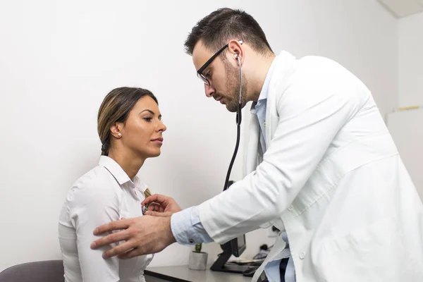 Manliga Läkare Undersöker Kvinnlig Patient Med Stetoskop Sjukhus — Stockfoto