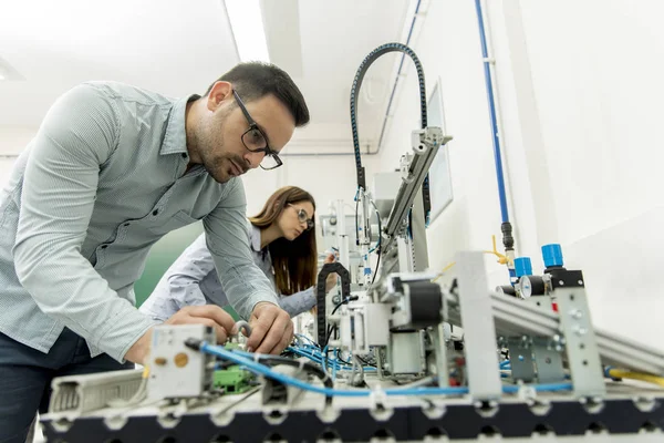 Retrato Una Joven Pareja Estudiantes Que Trabajan Laboratorio Robótica —  Fotos de Stock