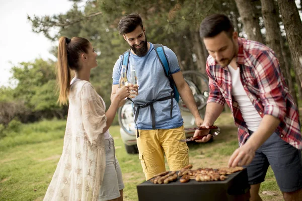 Gruppe Junger Leute Genießt Grillparty Der Natur — Stockfoto