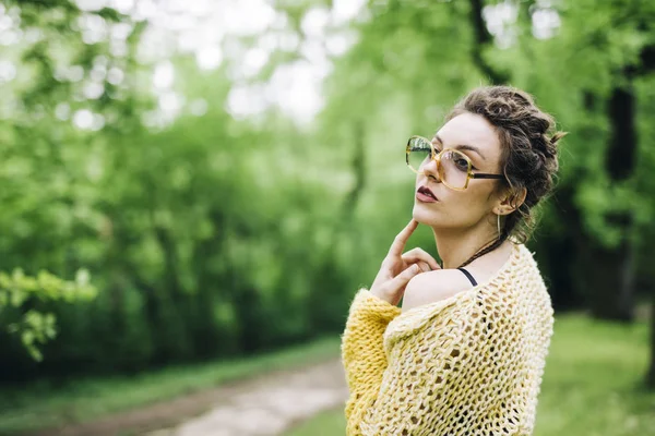 Portrait Jolie Jeune Femme Avec Des Lunettes Dans Parc — Photo