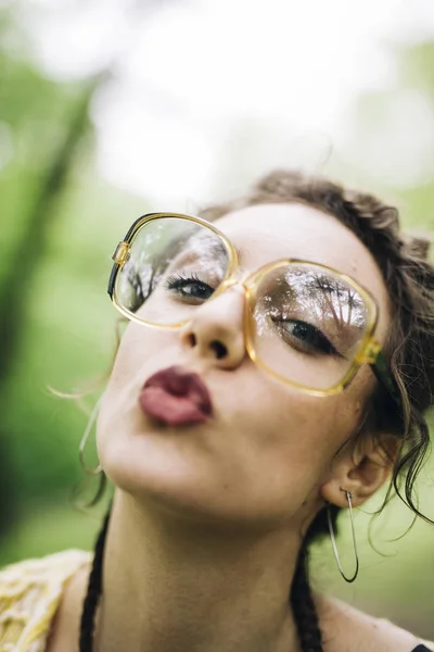 Portrait Jolie Jeune Femme Avec Des Lunettes Plein Air — Photo