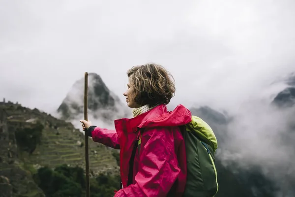 Jonge Vrouw Lopen Machu Picchu Inca Ruïnes Peru — Stockfoto