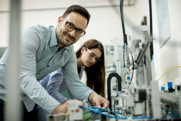 Młoda Para Studentów Pracujących Laboratorium Robotyki — Zdjęcie stockowe