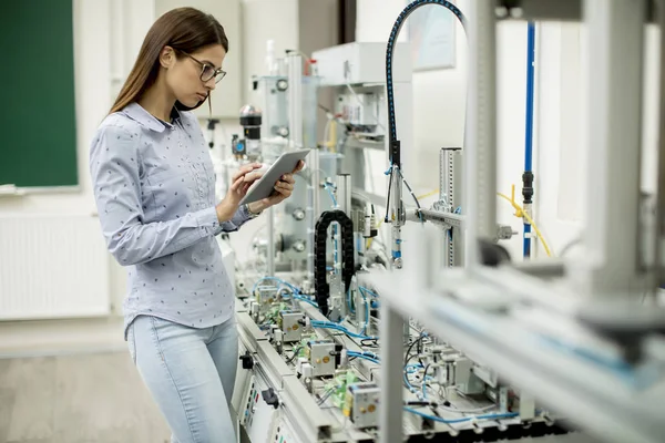 Bella Giovane Donna Con Tablet Digitale Nel Laboratorio Elettronica — Foto Stock