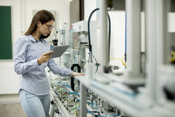 Ganska Ung Kvinna Med Digital Tablett Elektronik Verkstaden — Stockfoto