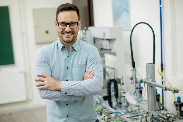 Beau Jeune Homme Dans Atelier Électronique — Photo