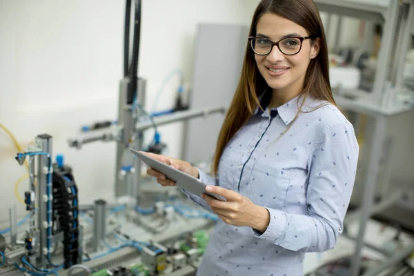 Mooie Jonge Vrouw Met Digitale Tablet Elektronica Workshop — Stockfoto