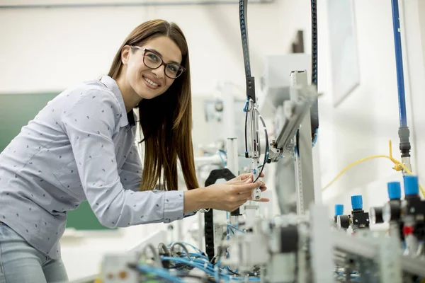 Jonge Vrouw Onderzoek Elektronische Workshop — Stockfoto