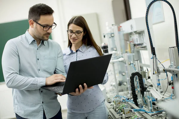 Pareja Joven Estudiantes Trabajando Con Portátil Laboratorio Robótica — Foto de Stock