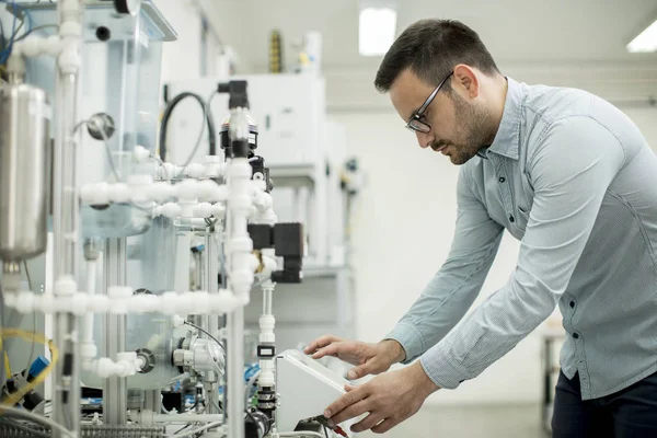 Elektronik atölyesinde yakışıklı genç