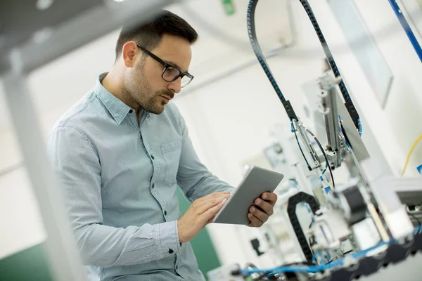 Portrait Beau Jeune Homme Dans Atelier Électronique Aide Une Tablette — Photo