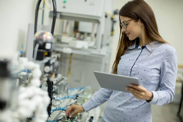 Mooie Jonge Vrouw Met Digitale Tablet Elektronica Workshop — Stockfoto