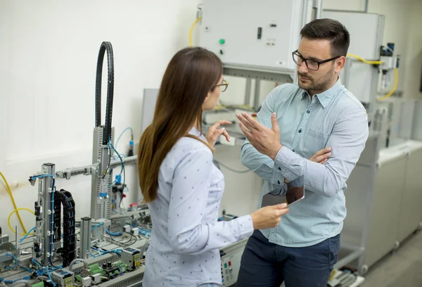 Parejas Jóvenes Estudiantes Trabajando Laboratorio Robótica —  Fotos de Stock