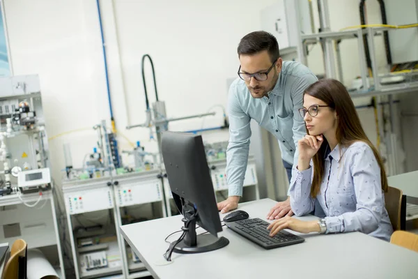 Zijaanzicht Van Gerichte Studenten Met Behulp Van Desktop Klas Aan — Stockfoto